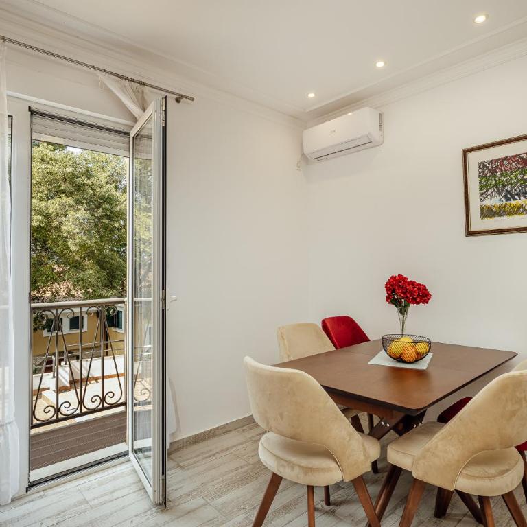 Old Town Charm - Herceg Novi - One-Bedroom Apartment with City View - 12