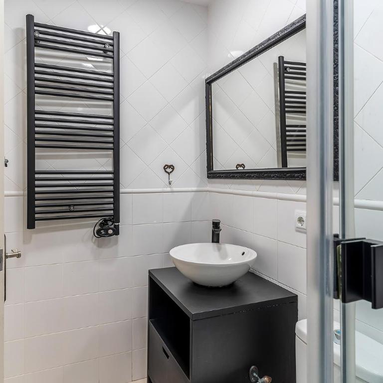 AB Eixample Calabria - Two-Bedroom Apartment with Balcony - 9