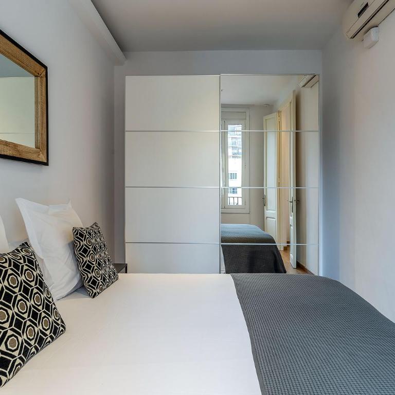 AB Eixample Calabria - Two-Bedroom Apartment with Balcony - 2