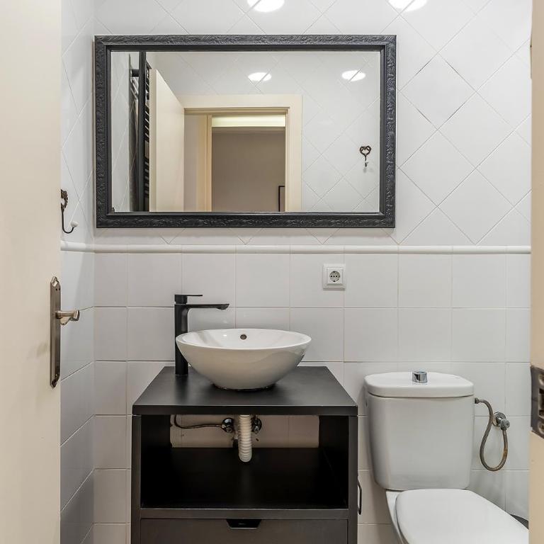 AB Eixample Calabria - Two-Bedroom Apartment with Balcony - 6