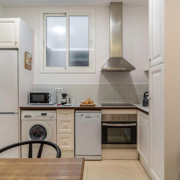 AB Eixample Calabria - Two-Bedroom Apartment with Balcony - 12