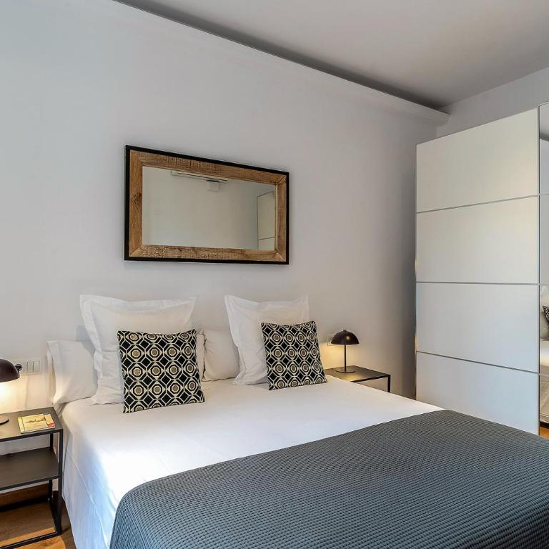 AB Eixample Calabria - Two-Bedroom Apartment with Balcony - 3