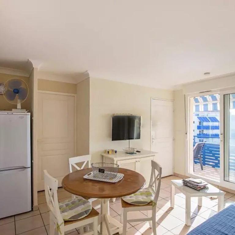 Lacanau, Résidence Bleu Marine, appartements 2e étage, exceptionnels car balcon face et vue océan avec piscine ! Et avec parking réservé - One-Bedroom Apartment with Ocean View - 3