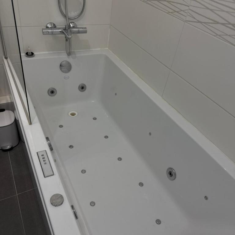 un cocon a deux pas du métro et avec parking inclus - Two-Bedroom Apartment - 21
