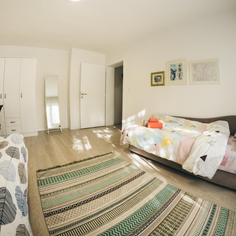 Apartment Ember - Three-Bedroom Apartment with Balcony - 10