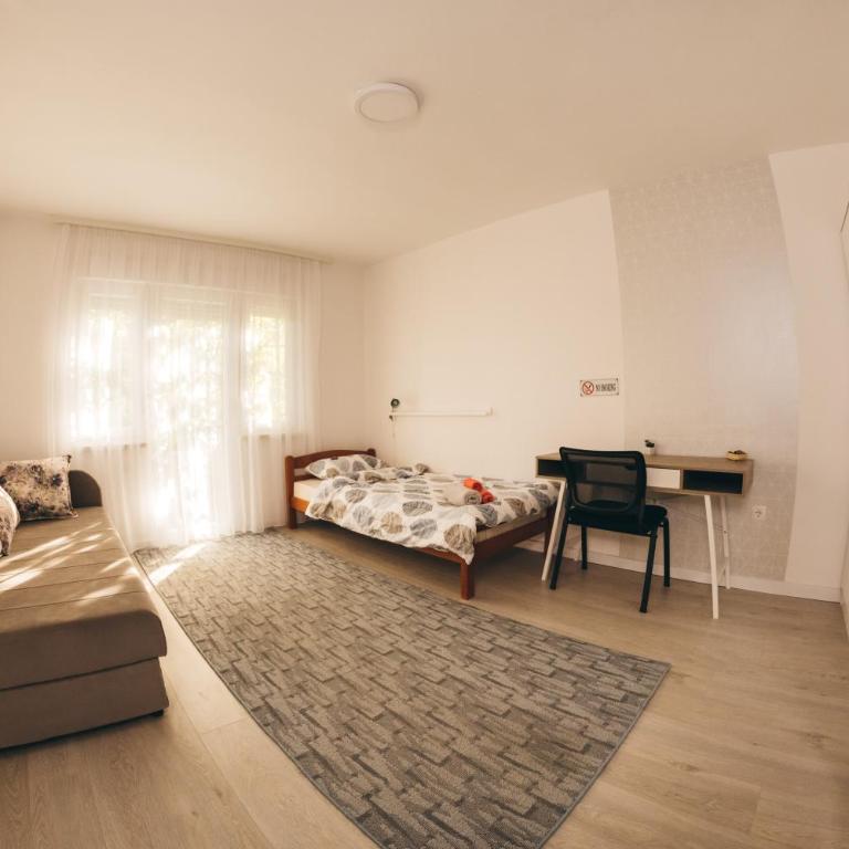 Apartment Ember - Three-Bedroom Apartment with Balcony - 11