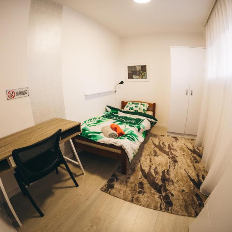 Apartment Ember - Three-Bedroom Apartment with Balcony - 3