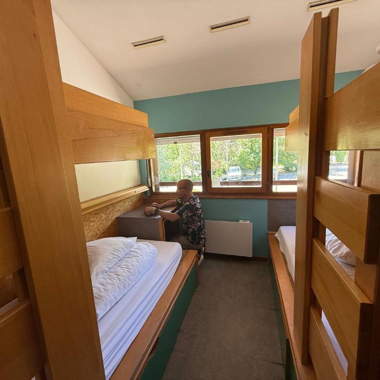 Auberge de Jeunesse HI Annecy - Bed in 4-Bed Male Dormitory with Ensuite Shower – Shared Toilets - 4