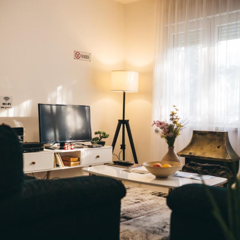 Apartment Ember - Three-Bedroom Apartment with Balcony - 23