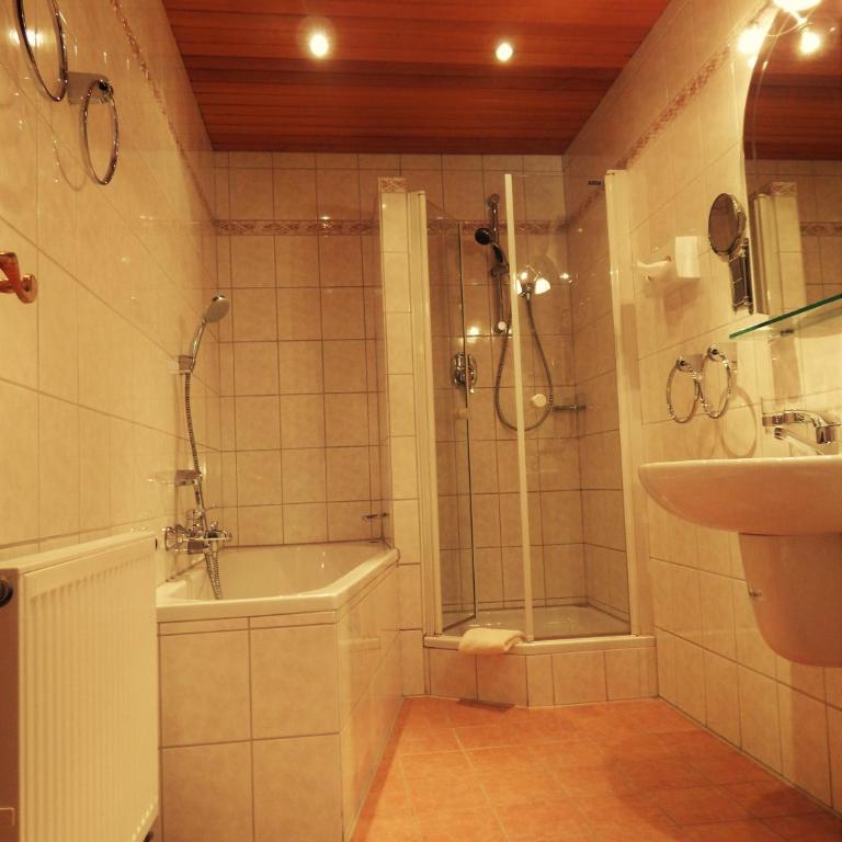 Hotel Königsseer Hof - Dreibettzimmer mit Balkon und Bergblick - 1