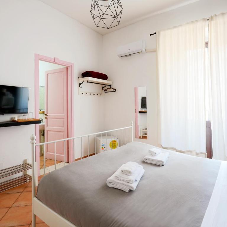 Palazzo Currò - Double Room with Balcony - 14