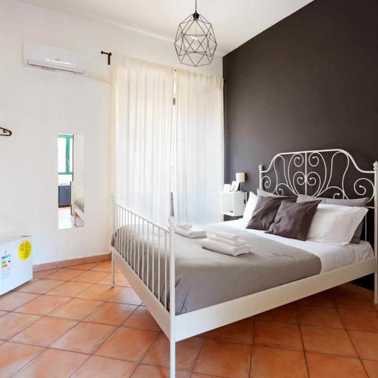 Palazzo Currò - Double Room with Balcony - 13