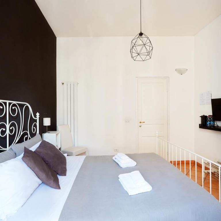 Palazzo Currò - Double Room with Balcony - 12