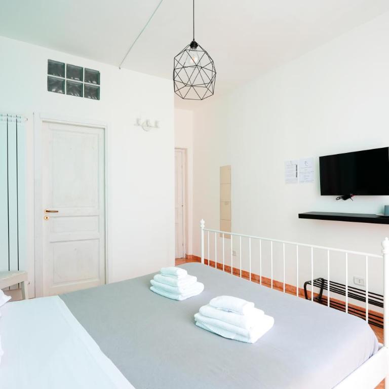 Palazzo Currò - Double Room with Balcony - 16