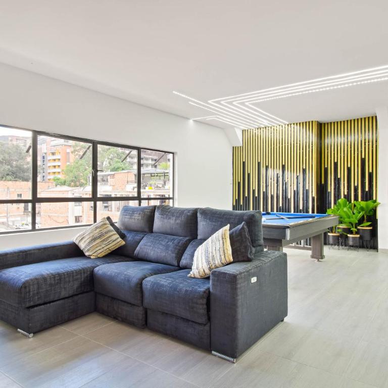 2 bedroom top floor with pool table, 1 block from Lleras park p9 - Two-Bedroom Apartment - 9