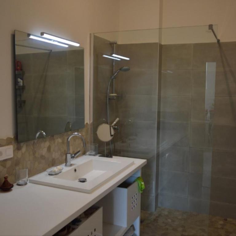 Saint Roch - Three-Bedroom Apartment - 10