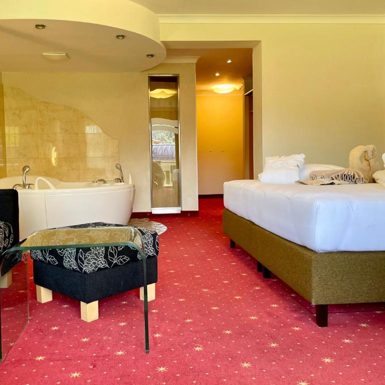 Wellness- und Familienhotel Egger - Deluxe Suite mit Whirlpool-Badewanne - 6