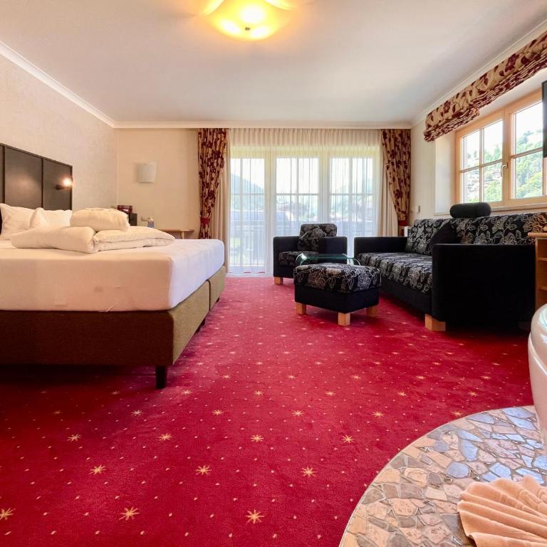 Wellness- und Familienhotel Egger - Deluxe Suite mit Whirlpool-Badewanne - 2