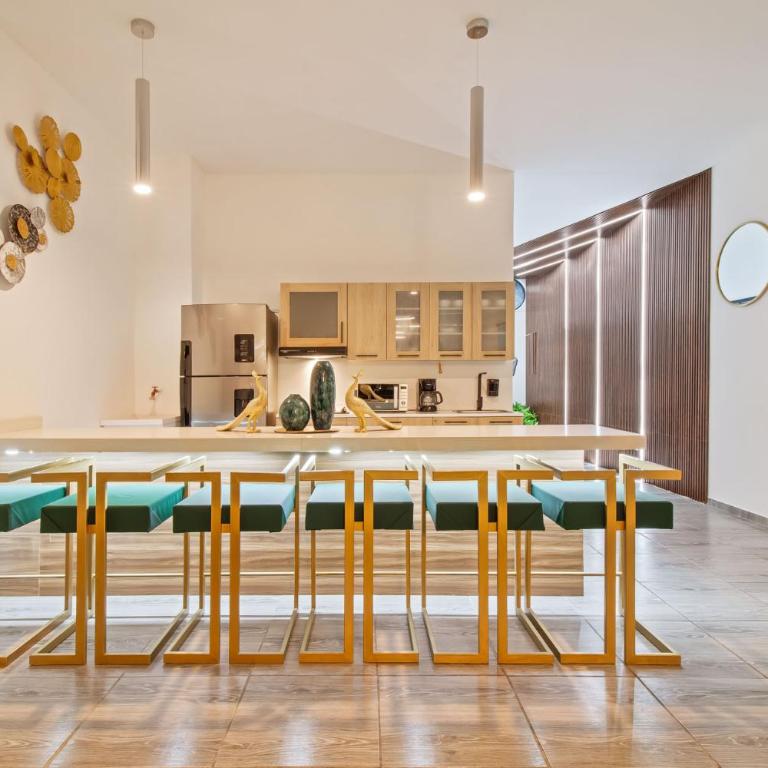 6 bedroom with Jacuzzi 1 block from LLeras P10 - Five-Bedroom Apartment - 5