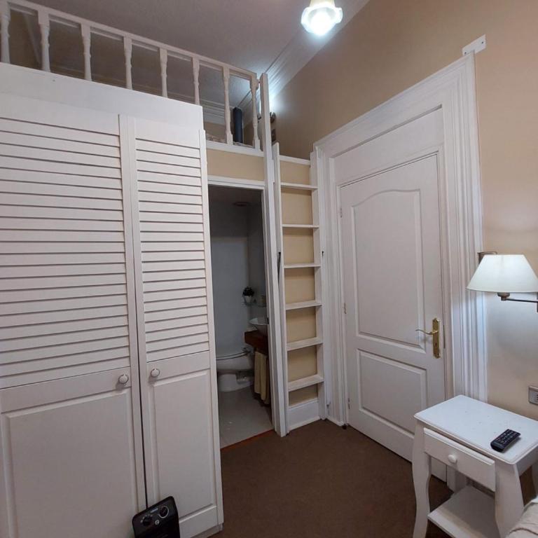 Belle Epoque Hostal - Single Room with Private Bathroom - 4