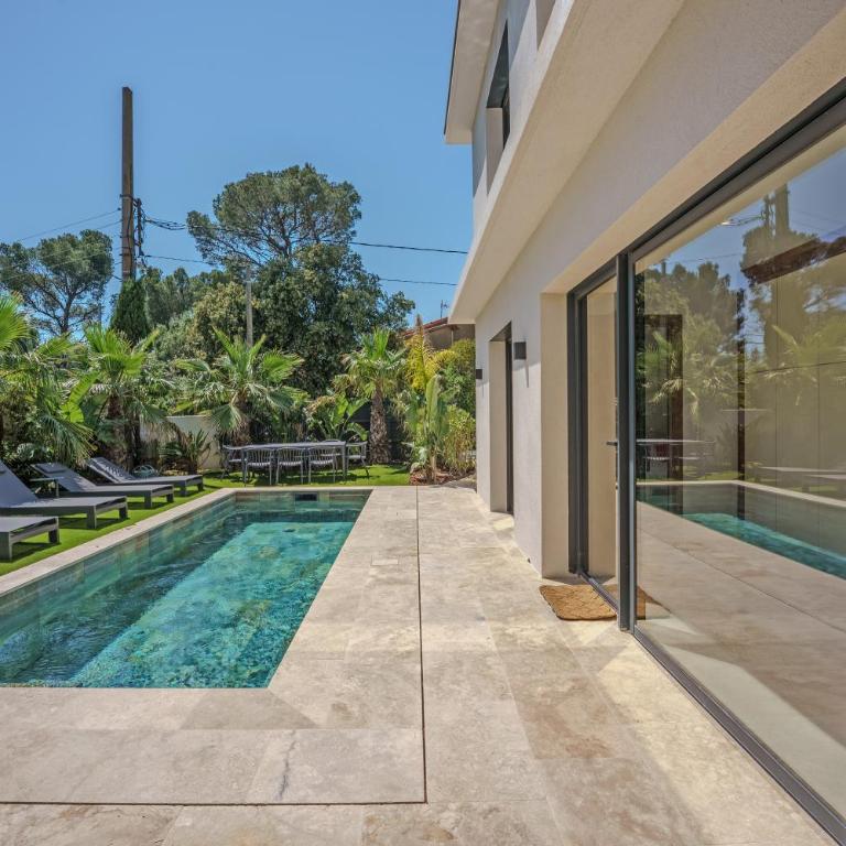 Contemporary Villa with Heated Pool Near Sea - Villa - 25