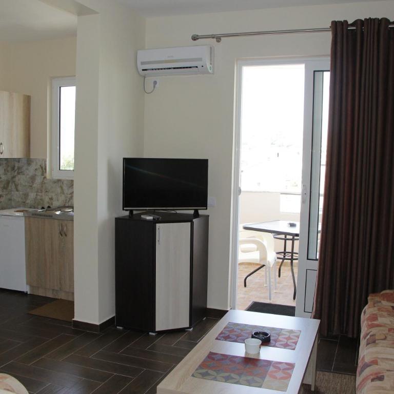 Apartments Family Ibrahimi - Apartman s 2 Spavaće Sobe sa Balkonom i Terasom - 5