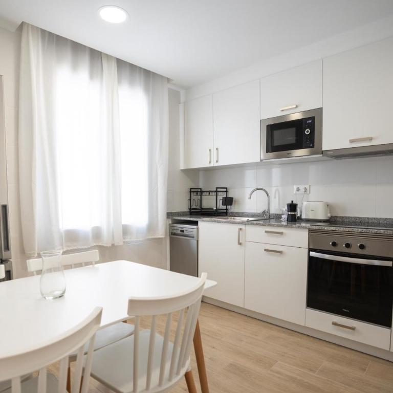 LETS HOLIDAYS Wake Up by the Sea in Victoria apartment 2 - Apartamento - 65