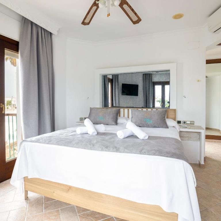 Hotel Boutique Zahara - Quadruple Room with Private Bathroom - 4