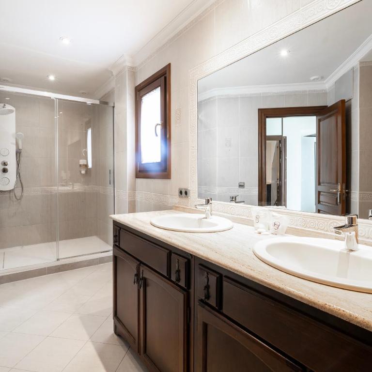 Hotel Boutique Zahara - Quadruple Room with Private Bathroom - 1