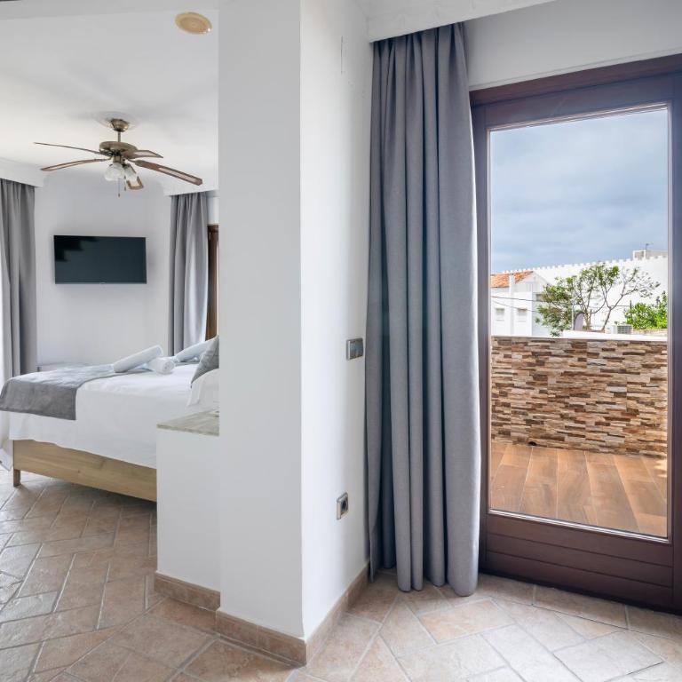Hotel Boutique Zahara - Quadruple Room with Private Bathroom - 3