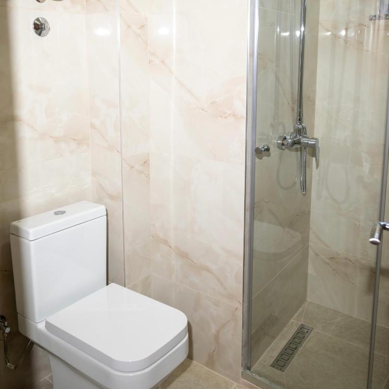 Robi Apartments - Deluxe One-Bedroom Apartment with Garden View - 4