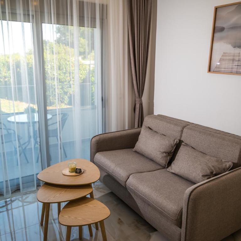 Robi Apartments - One-Bedroom Apartment with Garden View - 4