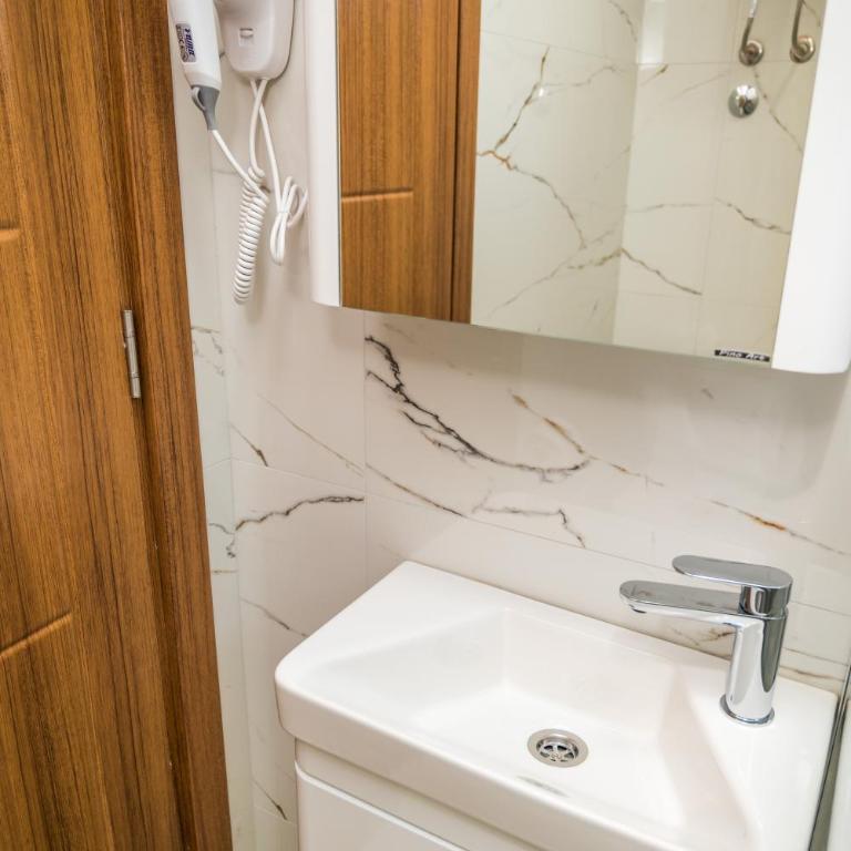 Robi Apartments - One-Bedroom Apartment with Garden View - 5