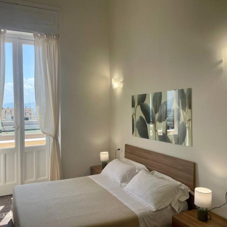 Onlyrooms V - Portside & Train Station - Deluxe Double Room with Balcony and Sea View - 7