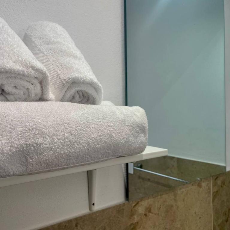 Onlyrooms V - Portside & Train Station - Deluxe Double Room with Balcony and Sea View - 8