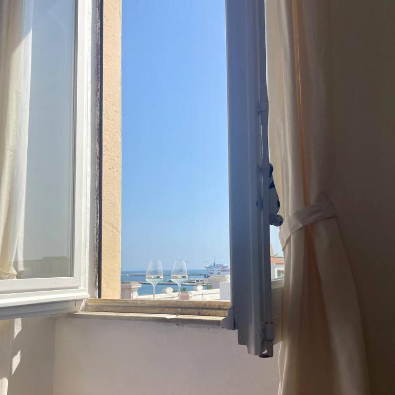 Onlyrooms V - Portside & Train Station - Double Room with Sea View - 10