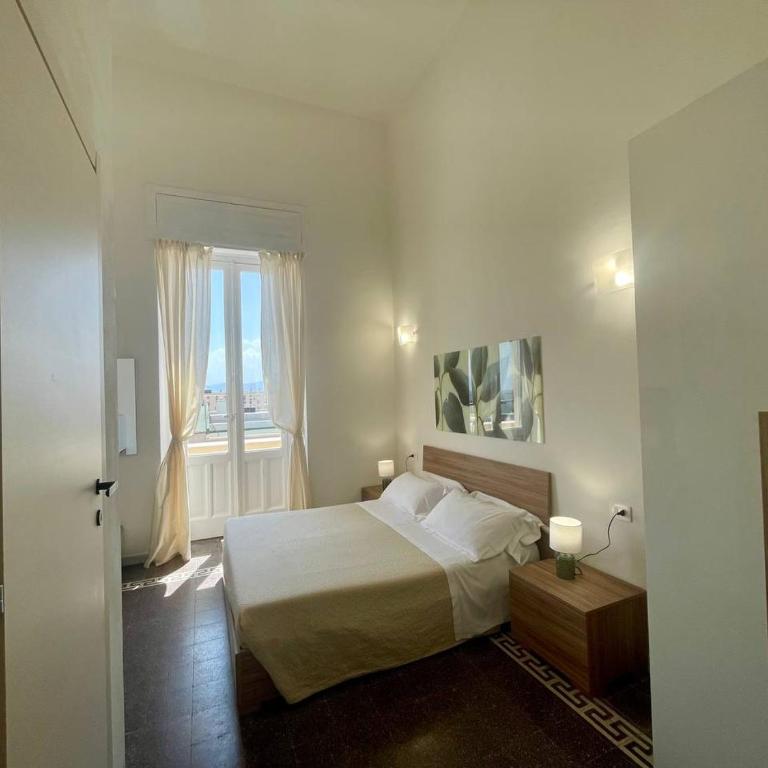 Onlyrooms V - Portside & Train Station - Deluxe Double Room with Balcony and Sea View - 11