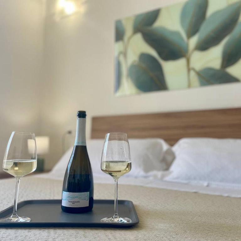 Onlyrooms V - Portside & Train Station - Deluxe Double Room with Balcony and Sea View - 5
