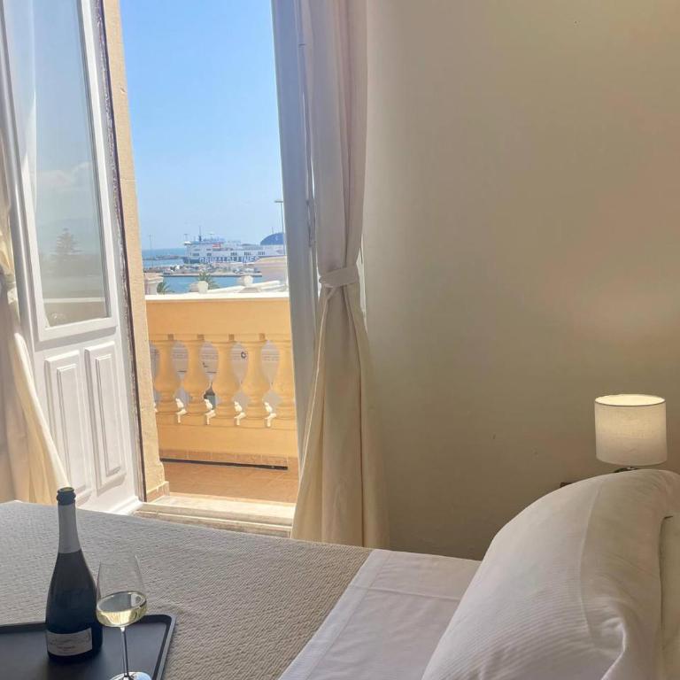 Onlyrooms V - Portside & Train Station - Deluxe Double Room with Balcony and Sea View - 13