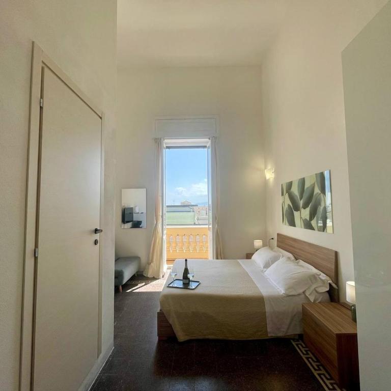 Onlyrooms V - Portside & Train Station - Deluxe Double Room with Balcony and Sea View - 14