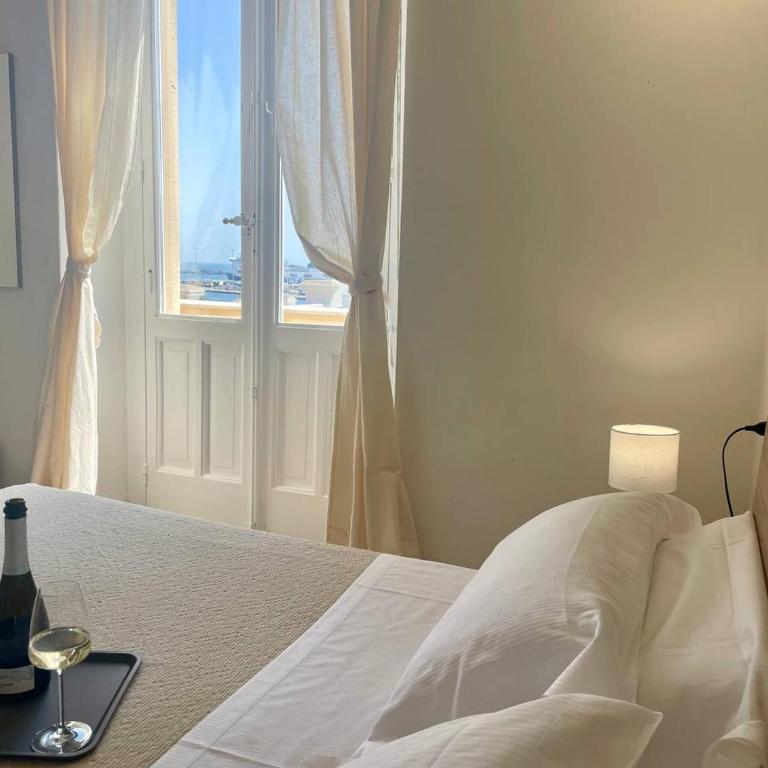 Onlyrooms V - Portside & Train Station - Deluxe Double Room with Balcony and Sea View - 17