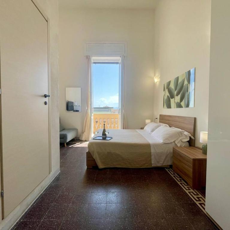 Onlyrooms V - Portside & Train Station - Deluxe Double Room with Balcony and Sea View - 18
