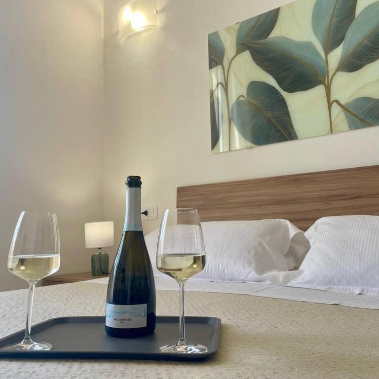 Onlyrooms V - Portside & Train Station - Deluxe Double Room with Balcony and Sea View - 19