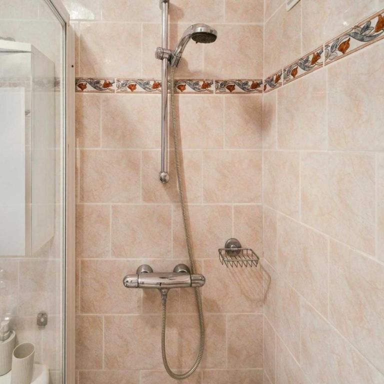 Apt 2BR 4P - Balcony & 5min to Beach Saint-Tropez - Apartamento - 25