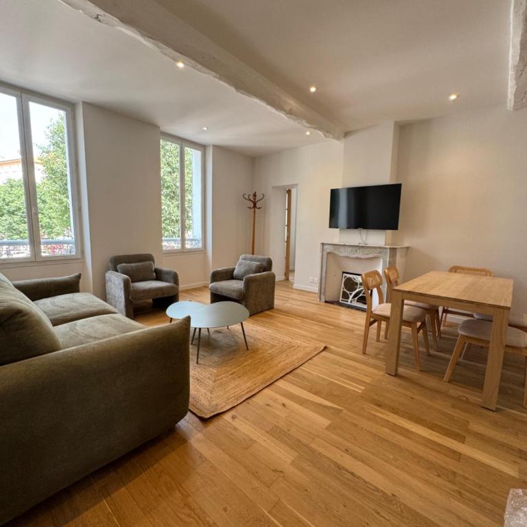 #101-Heart of Vieil Antibes - Place Nationale-High-End Newly Renovated & Furnished Appartment - Appartement 2 Chambres - 1