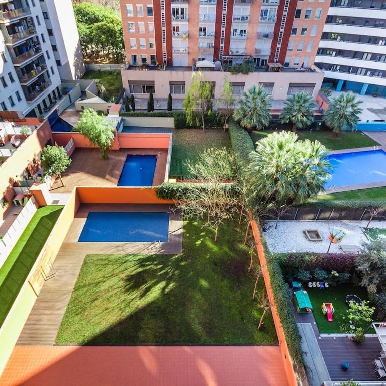 Quiet modern 2 bed apartment with Balcony, Pool and Free Parking - Two-Bedroom Deluxe Apartment with Balcony - 31