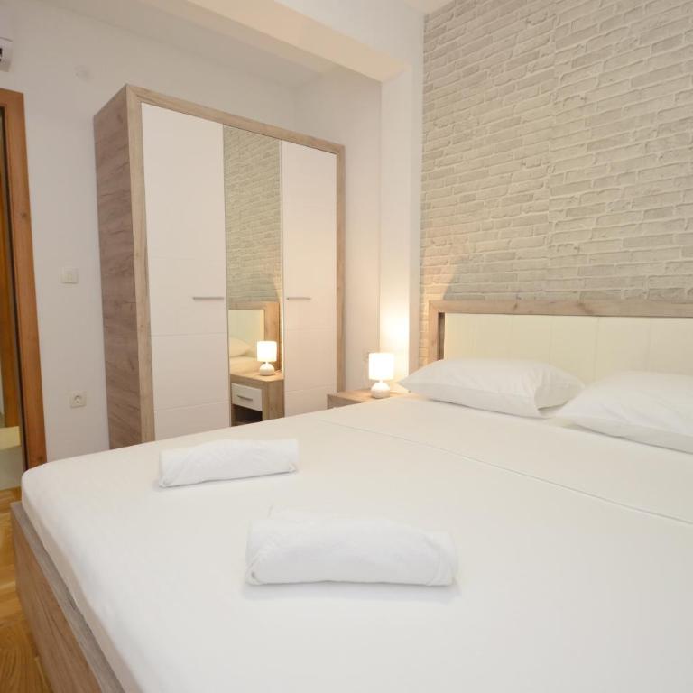 Discovery Point Apartments - One-Bedroom Apartment with Terrace - 6