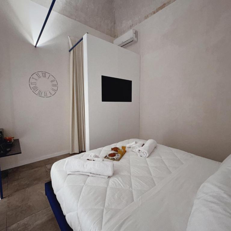 Corona Suite & Rooms - Superior Queen Room - 11