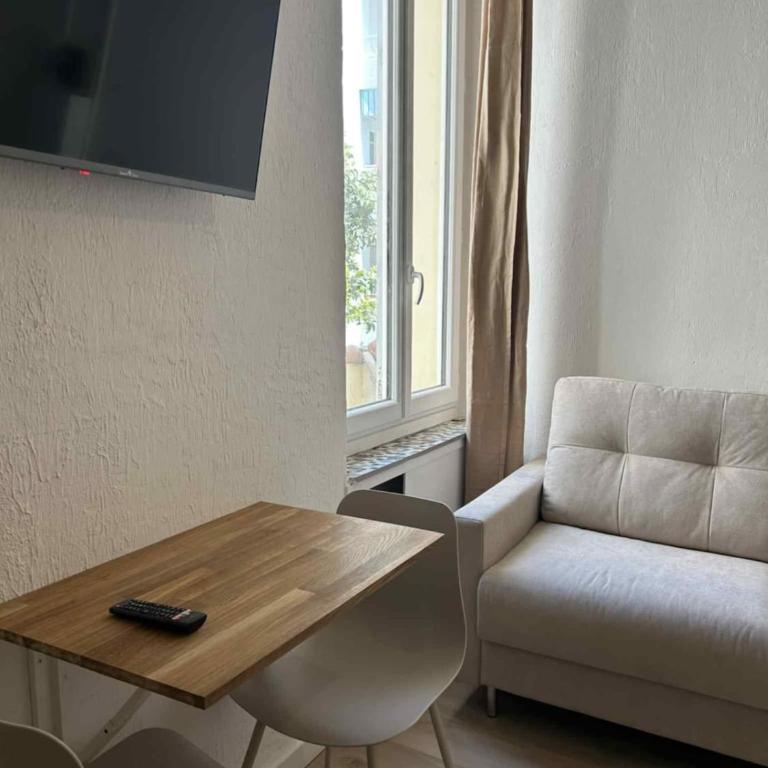 Juan Les Pins Centre, 3-person studio with mezzanine - One-Bedroom Apartment - 1