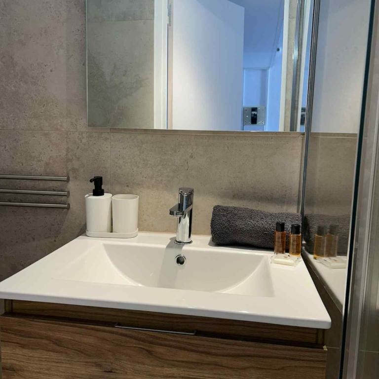 Juan Les Pins Centre, 3-person studio with mezzanine - One-Bedroom Apartment - 7
